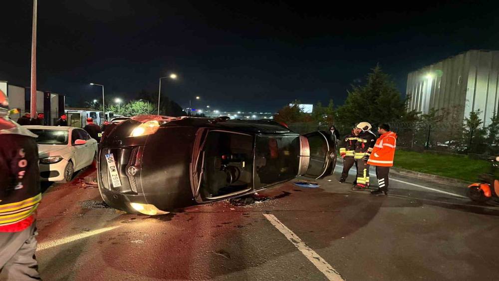 Kontrolden çıkan otomobil park halindeki araçlara çarpıp yan yattı
