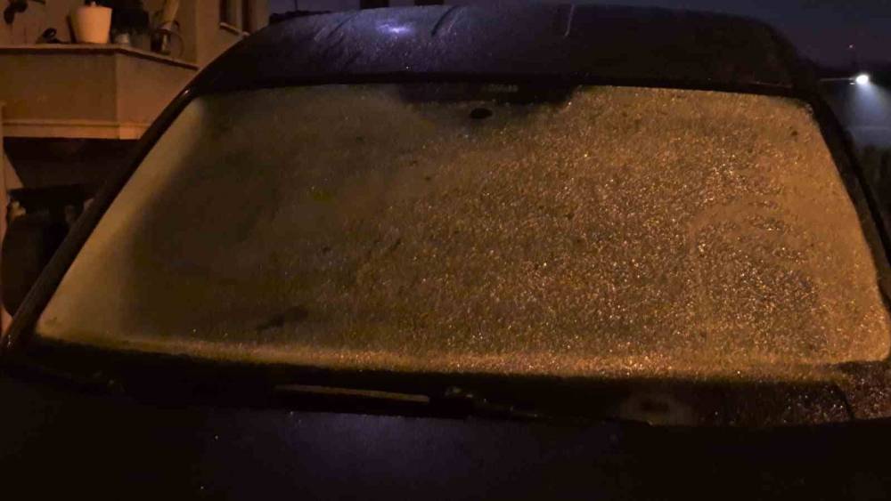 Bartın’da sıcaklık 4 dereceye kadar düştü, araç camları buz tuttu
