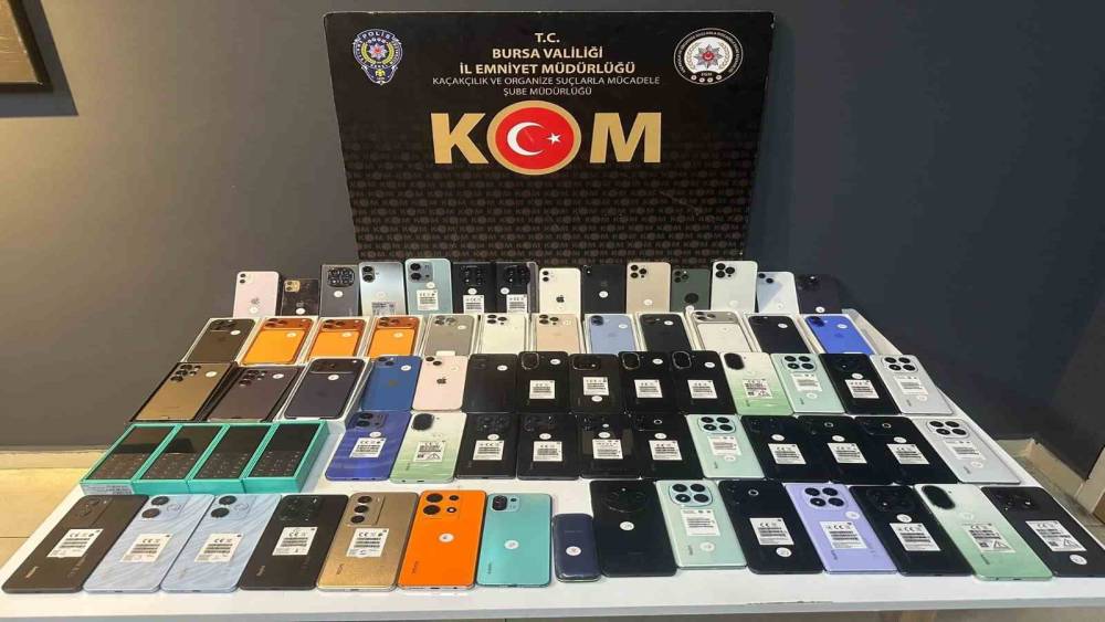 Bursa’da piyasa değeri 3 milyon lira olan kaçak cep telefonları ve USB kablolar ele geçirildi
