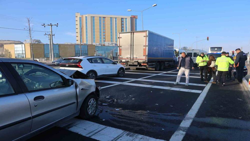 Kırmızı ışıkta bekleyen araca çarptı: 3 yaralı
