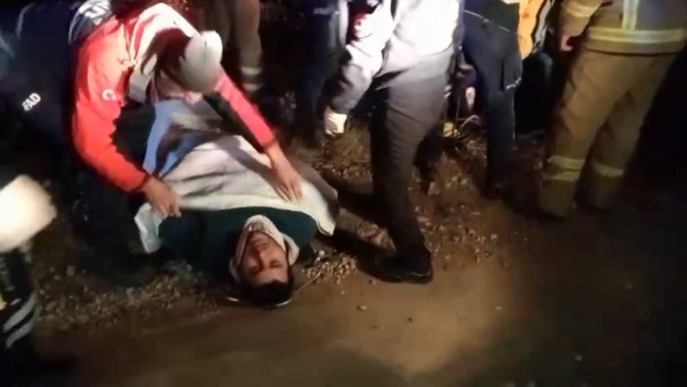 Uçuruma yuvarlanan motosikletliyi ekipler kurtardı
