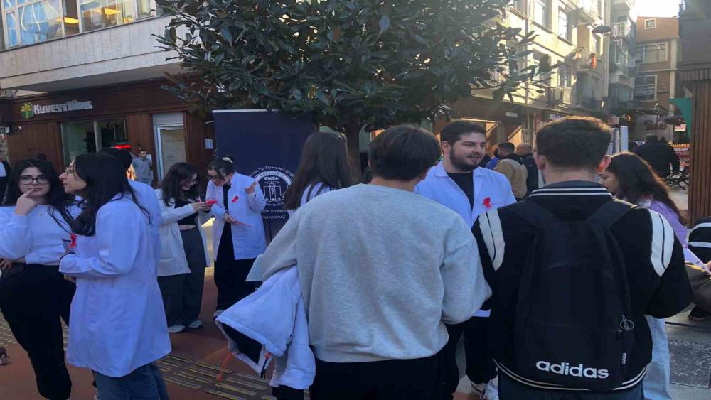 KTÜ Tıp öğrencileri AIDS’e karşı farkındalık için sahada
