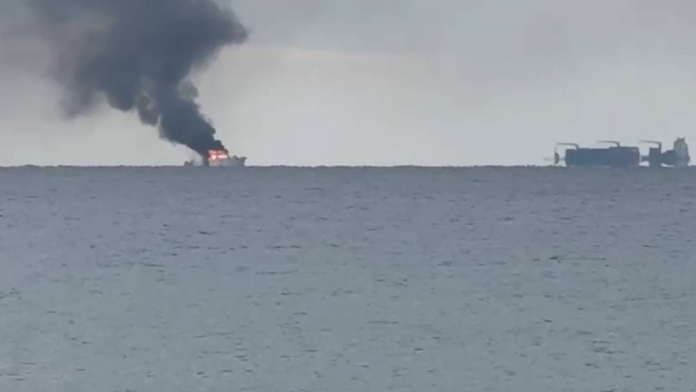 Kalkan açıklarında alev alan lüks teknedeki kaptan Sahil Güvenlik ekiplerince kurtarıldı
