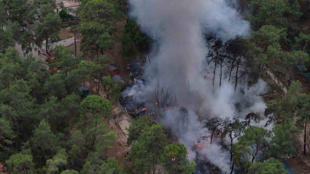 Fethiye’de karavanda çıkan yangın ormana sıçradı
