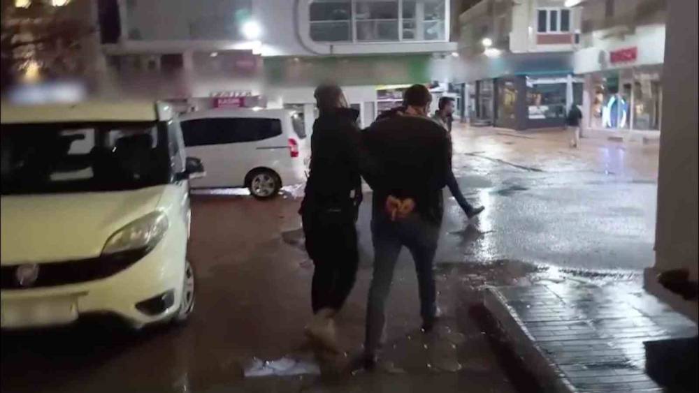 Kendi yaptığı gizli odada saklandı, polisten kaçamadı
