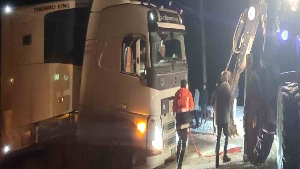 Karda mahsur kalan tır belediye ekipleriyle kurtarıldı
