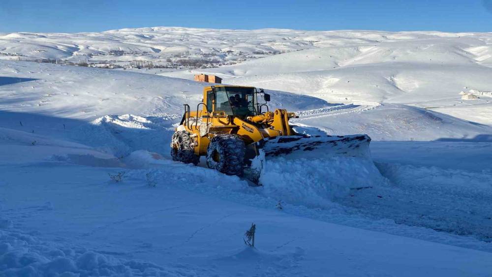 Bing&ouml;l&rsquo;de yoğun kar yağışı sonrası k&ouml;y yollarında &ccedil;alışmalar devam ediyor
