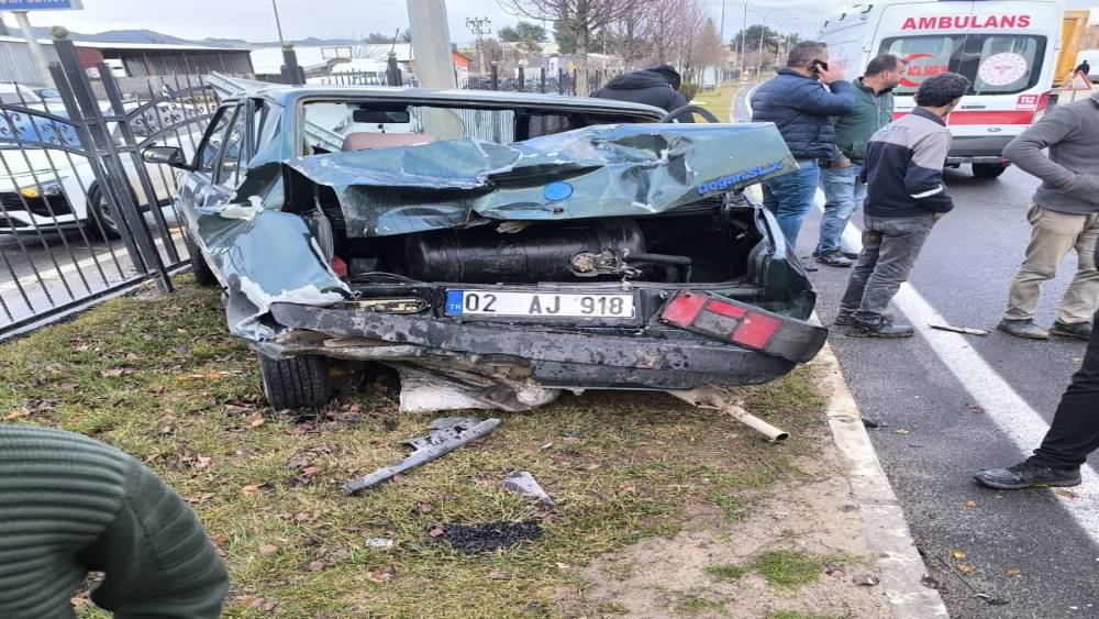 Yayaya yol vermek isterken &ccedil;arpıştılar: 3 yaralı
