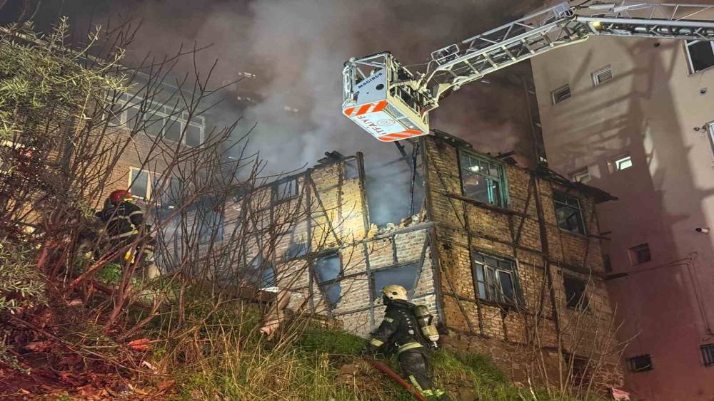 Alev alev yanan iki katlı ahşap metruk bina k&uuml;le d&ouml;nd&uuml;
