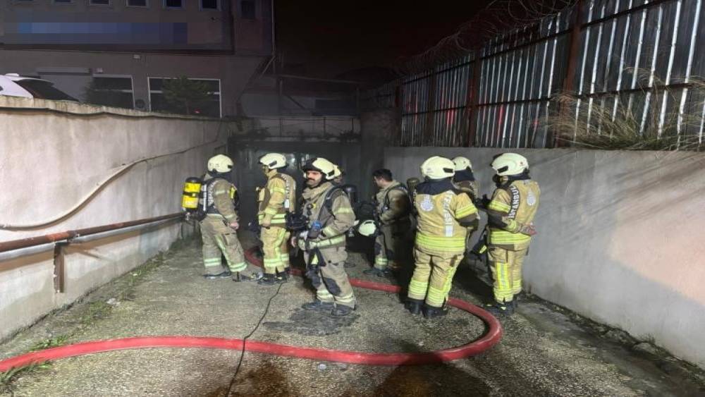 Avcılar&rsquo;da tekstil at&ouml;lyesine ait depo alevlere teslim oldu
