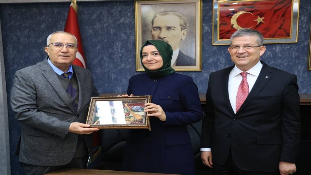 Başkan Arslan&rsquo;dan AK Parti Genel Başkan Yardımcısı Kaya&rsquo;ya anlamlı hediye
