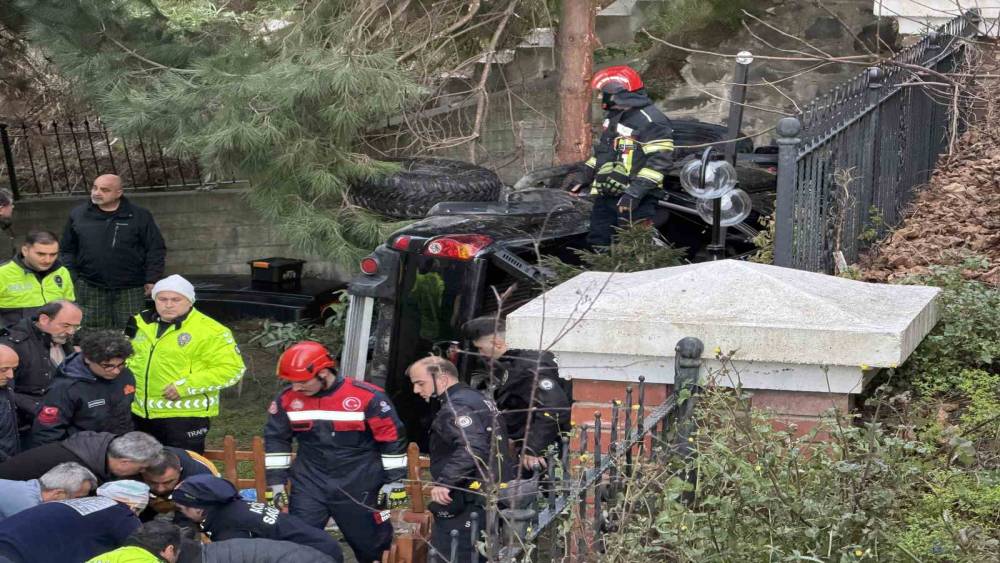 Trabzon&rsquo;da kamyonet site bah&ccedil;esine d&uuml;şt&uuml;: 2 yaralı
