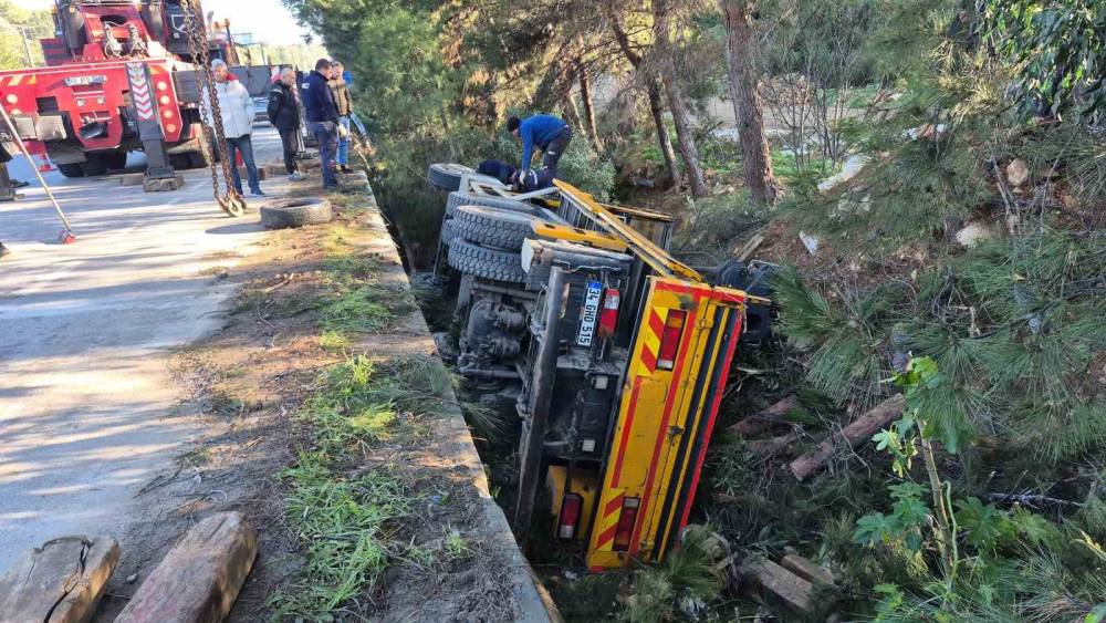Otomobile &ccedil;arpıp şarampole devrildi: 1 yaralı

