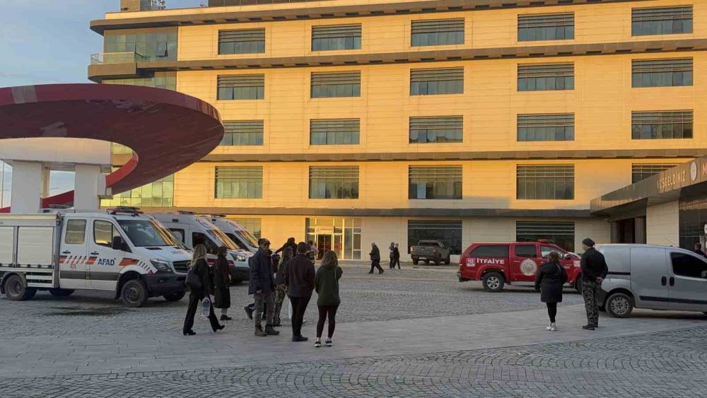 &Ccedil;anakkale&rsquo;de hastanede &ccedil;ıkan yangın b&uuml;y&uuml;meden s&ouml;nd&uuml;r&uuml;ld&uuml;
