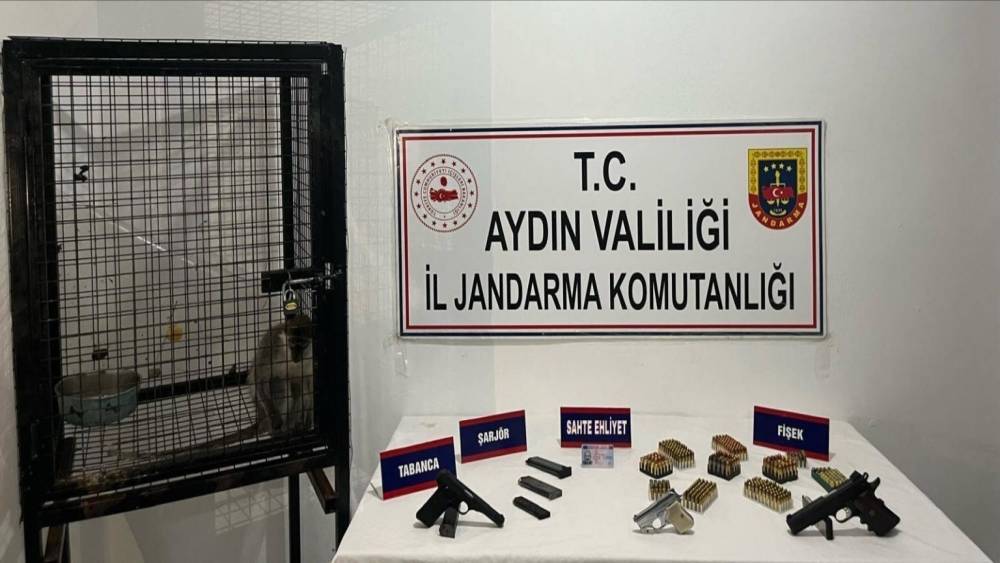 Kuşadası&rsquo;nda ruhsatsız silah ve maymun ele ge&ccedil;irildi
