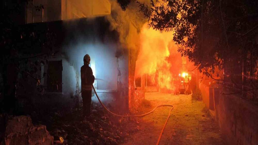 Samandağ&rsquo;da metruk ev yangını
