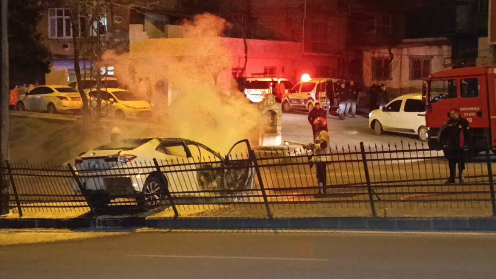 &lsquo;Dur&rsquo; ihtarına uymayan otomobil s&uuml;r&uuml;c&uuml;s&uuml; uzun s&uuml;re kovalandı: Yakalanan 2 ş&uuml;phelinin yasaklı madde testi pozitif &ccedil;ıktı
