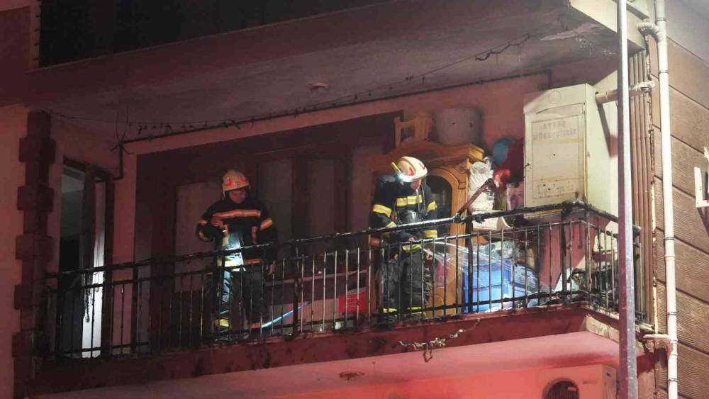 Balkondaki kombiden &ccedil;ıkan yangın mahalle sakinlerini korkuttu
