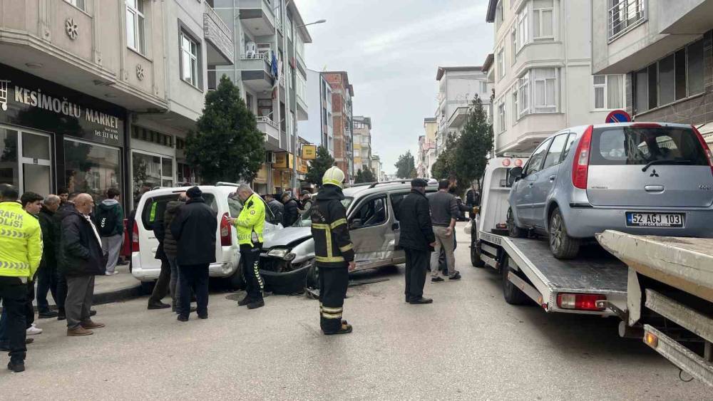 Ordu&rsquo;da alkoll&uuml; s&uuml;r&uuml;c&uuml;n&uuml;n karıştığı kazada 5 kişi yaralandı
