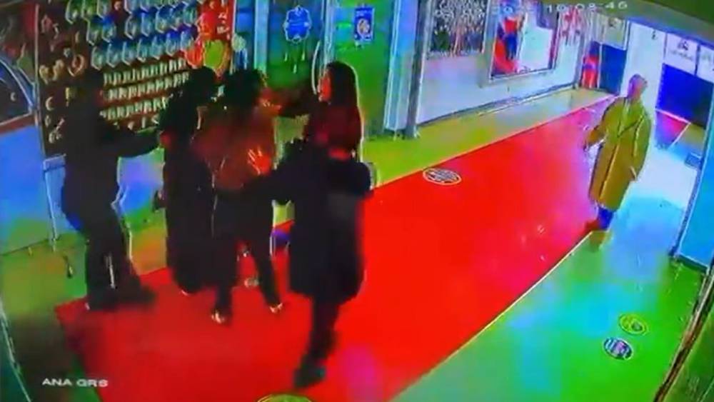 &Ccedil;ocuğunu m&uuml;d&uuml;re şikayet eden veliye b&ouml;yle saldırdı
