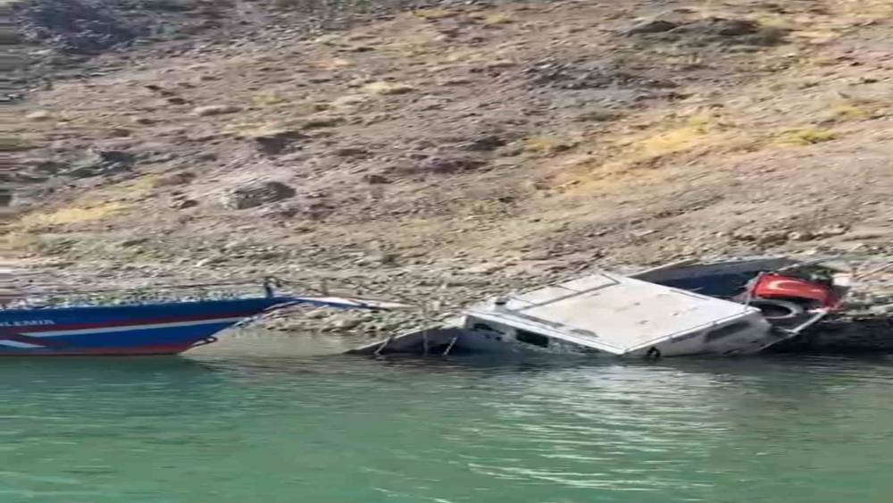 Elazığ&rsquo;da fırtınaya dayanamayan tekne suya g&ouml;m&uuml;ld&uuml;
