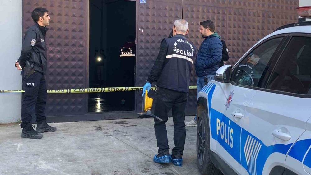 İki g&uuml;n &ouml;nce kiraladığı iş yerinde &ouml;l&uuml; bulundu
