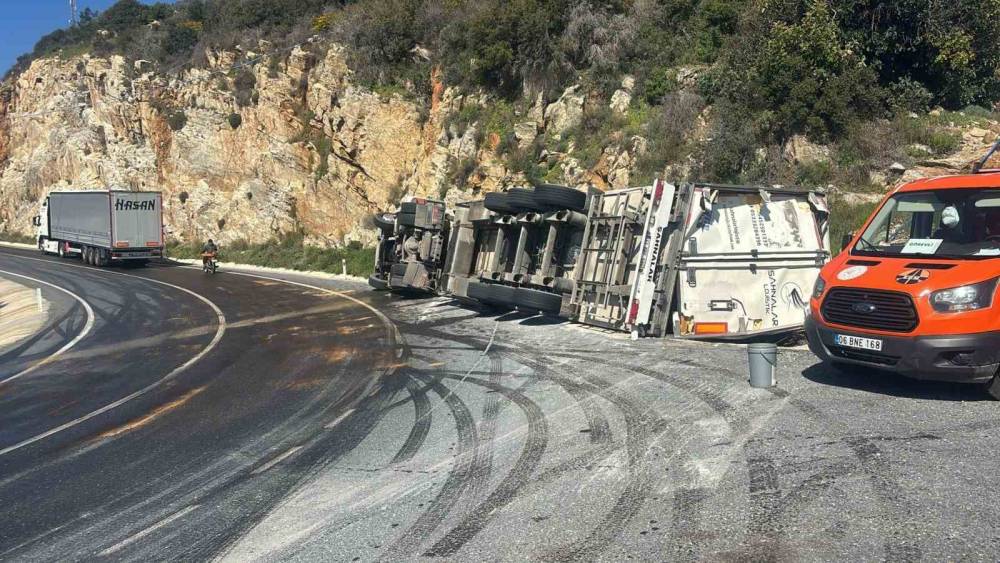 Gazipaşa&rsquo;da muz y&uuml;kl&uuml; tır devrildi

