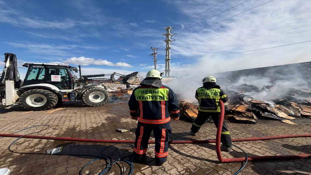 Besni&rsquo;de t&uuml;t&uuml;n fabrikasında korkutan yangın
