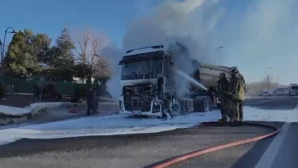 Ankara&rsquo;da seyir halindeki hafriyat kamyonu yandı
