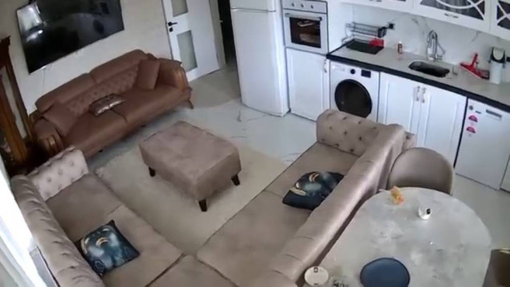 Van&rsquo;da 5.2 b&uuml;y&uuml;kl&uuml;ğ&uuml;nde deprem: Sarsıntı anı kamerada
