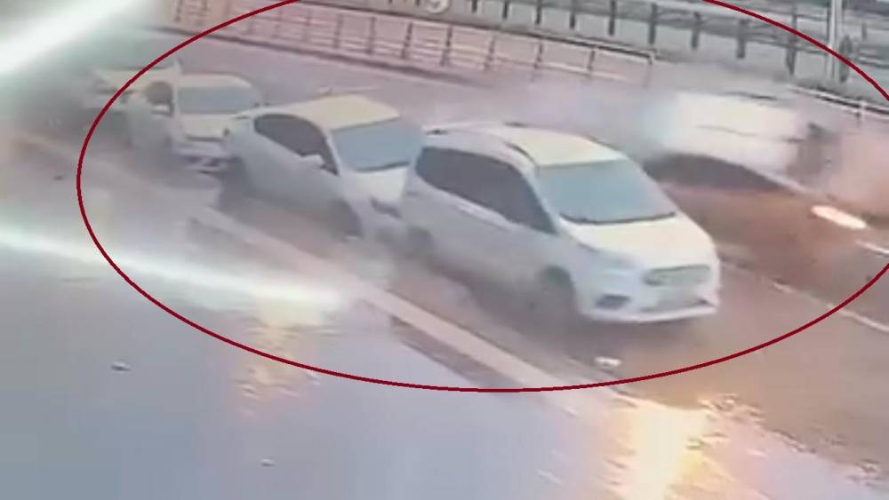 Diyarbakır&rsquo;da ticari taksinin 3 otomobile &ccedil;arptığı kaza kamerada
