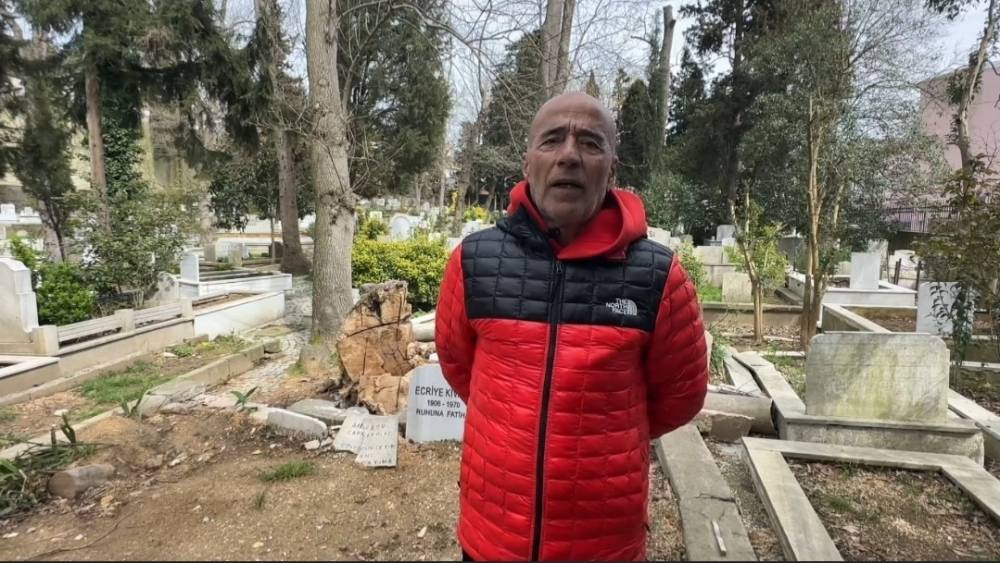 Sarıyer&rsquo;de fırtınada devrilen ağa&ccedil;lar mezarlara zarar verdi, vatandaşlar mağdur oldu
