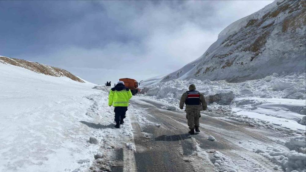 &Ccedil;ığ d&uuml;şen Ahlat-Malazgirt yolu yeniden ulaşıma a&ccedil;ıldı
