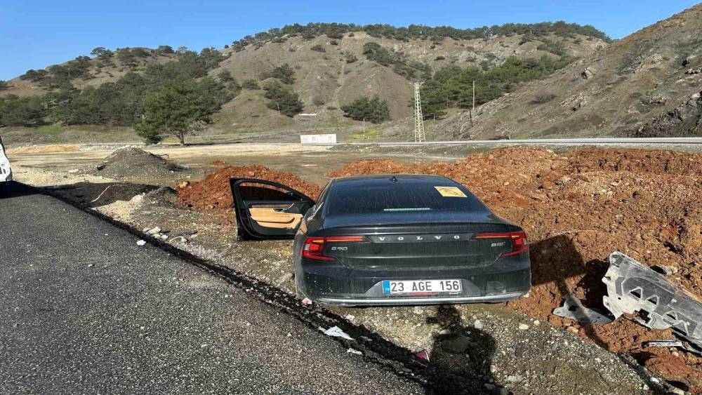 Kontrolden &ccedil;ıkan l&uuml;ks otomobil yol kenarına savruldu: 1 yaralı
