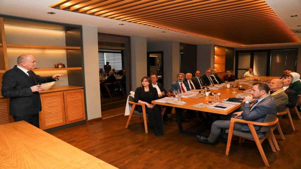 Başkan &Ouml;zl&uuml; siyasi parti il başkanlarına yatırımları anlattı
