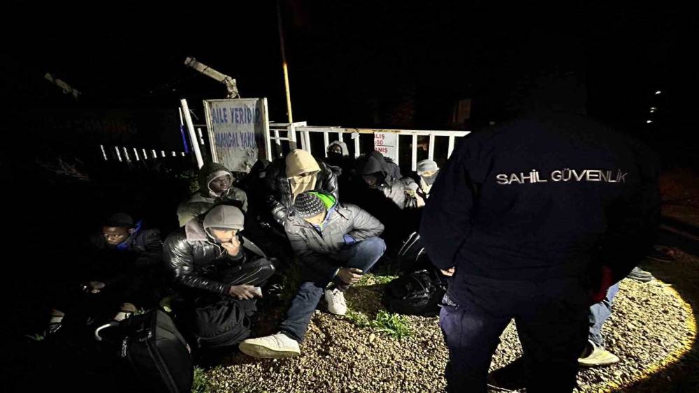 İzmir&rsquo;de 27 d&uuml;zensiz g&ouml;&ccedil;men yakalandı
