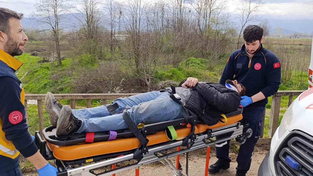 Bursa&rsquo;da 3 ara&ccedil; birbirine girdi, 1&rsquo;i dereye u&ccedil;tu: 4 yaralı
