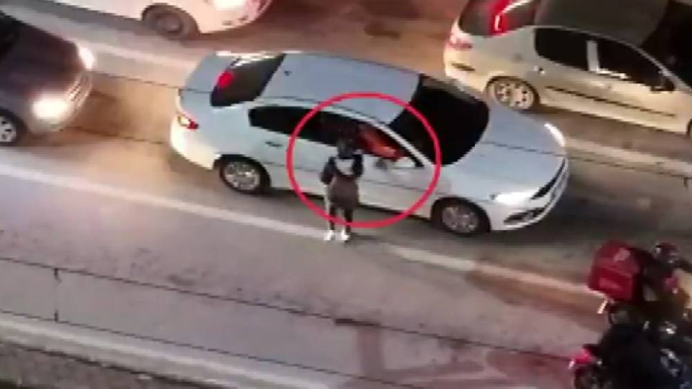 Gaziantep&rsquo;te yollarda dilencilik ve satıcılık yapan şahıslara operasyon: 13 g&ouml;zaltı
