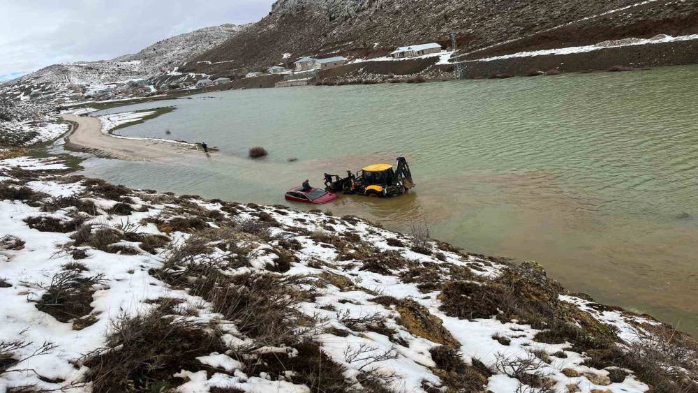 Konya&rsquo;da g&ouml;le d&ouml;nen yayla yolunda ara&ccedil;ta mahsur kalan aile kurtarıldı
