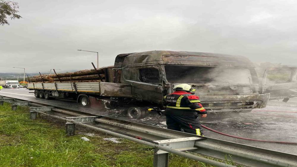 Tomruk y&uuml;kl&uuml; tır alev topuna d&ouml;nd&uuml;
