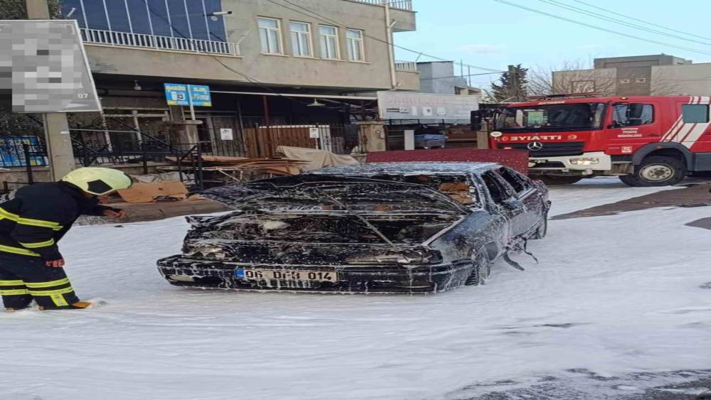 Seyir halindeki otomobil alev alev yandı
