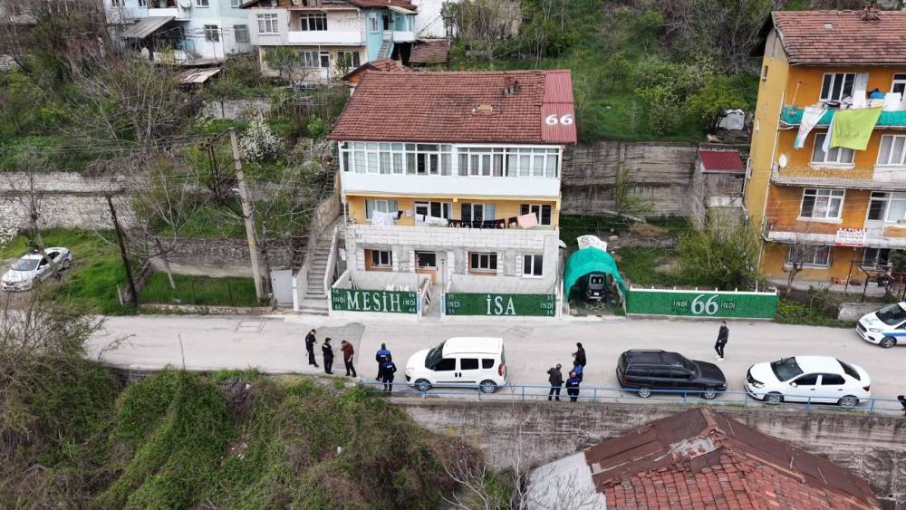 Evin &ccedil;atısına ve &ouml;n&uuml;ndeki &ccedil;itlere yazılan yazılar ekipleri harekete ge&ccedil;irdi
