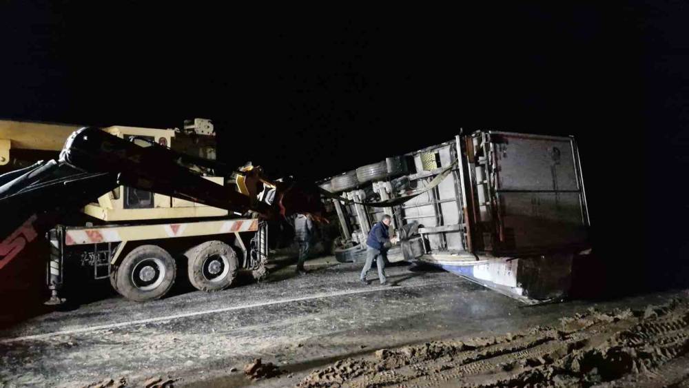 Kayan tır devrildi, Ankara-Tokat karayolu saatlerce ulaşıma kapandı
