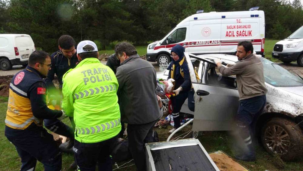 Kastamonu&rsquo;da takla atan otomobildeki yaşlı &ccedil;ift yaralandı
