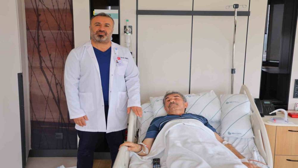 Kilo kaybıyla hastaneye başvuran hastanın b&ouml;breğinden 20 santimlik t&uuml;m&ouml;r &ccedil;ıkarıldı
