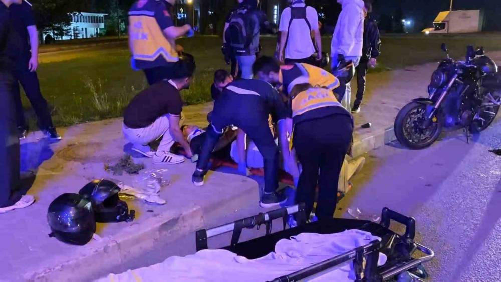 Motosiklet s&uuml;r&uuml;c&uuml;s&uuml;, emniyet şeridinde bekleyen motosikletlere &ccedil;arptı: 3 yaralı
