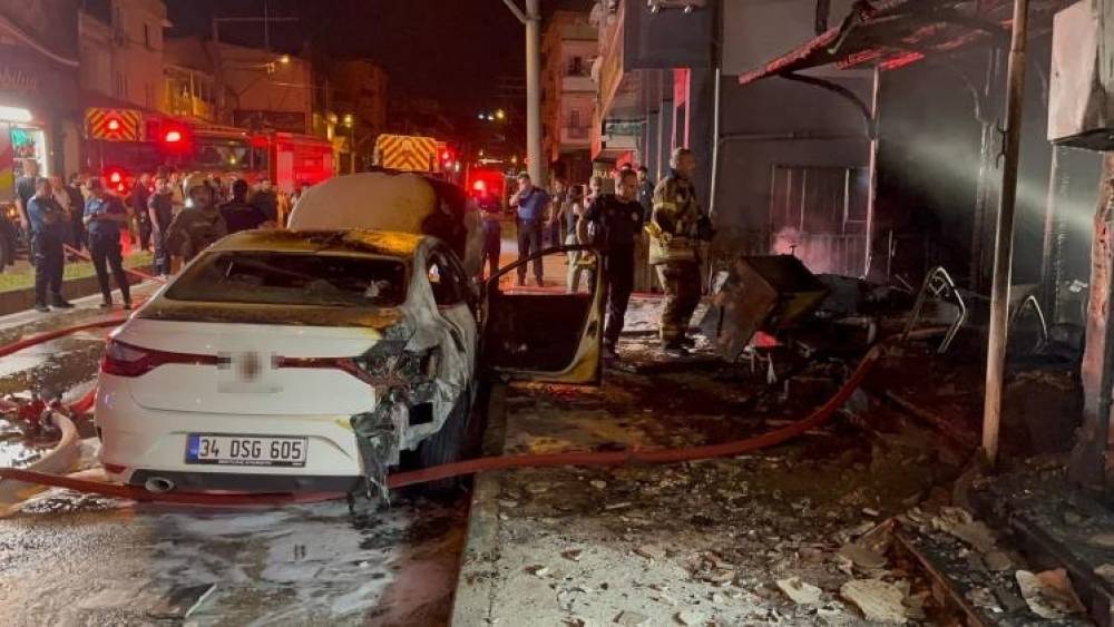 Mobilya d&uuml;kkanının deposu alev alev yandı
