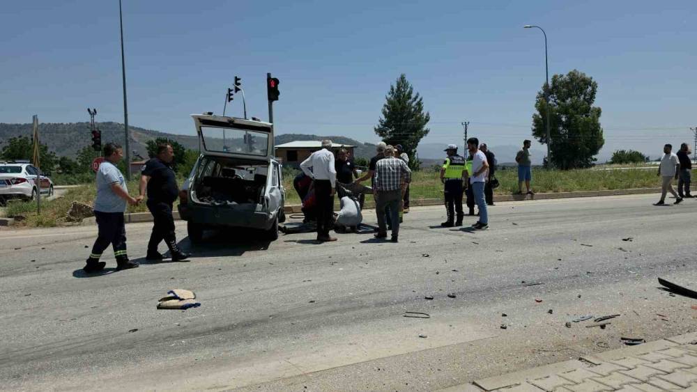 Hatay&rsquo;da seyir halindeki iki otomobil &ccedil;arpıştı: 1&rsquo;i ağır 2 yaralı
