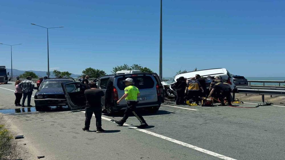Rize&rsquo;de ters y&ouml;ne giren yaşlı s&uuml;r&uuml;c&uuml; kazaya neden oldu: 2 &ouml;l&uuml;, 3 yaralı
