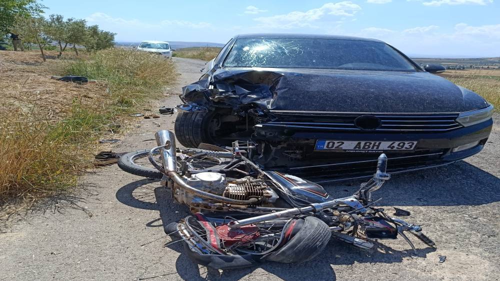 Otomobil ile motosiklet &ccedil;arpıştı: 2 ağır yaralı
